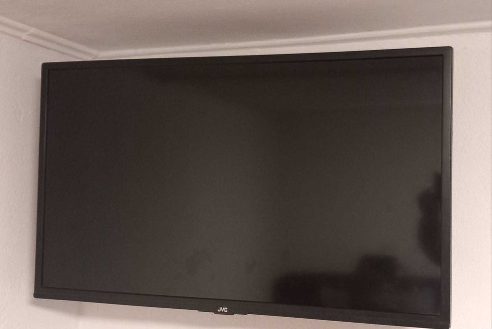 Televizor JVC smart cu telecomanda conform imagini anunt