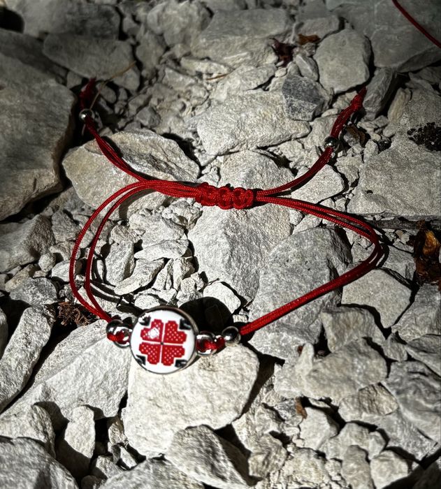 Червен Конец гривна различни елементи