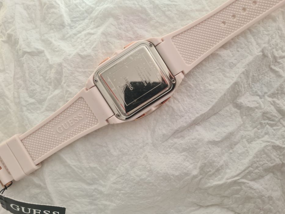 Vând ceas de dama Guess