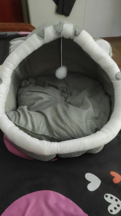 Litieră mare,boluri și un pătuț de pisici