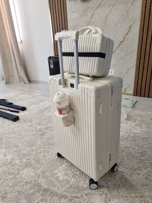 Чемодан дорожный