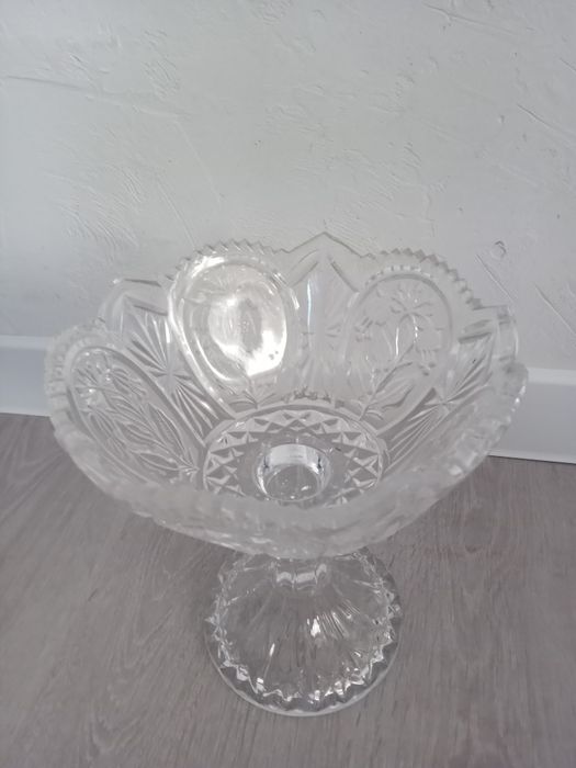 Хрустальную вазу на ножке