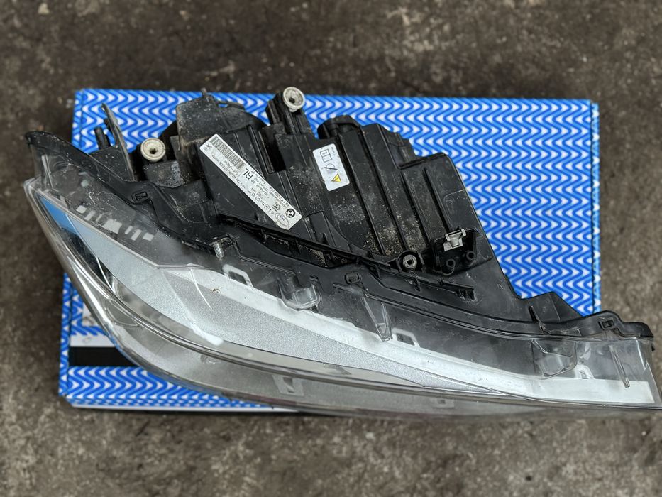 Фар бмв ф30 bmw f30  би ксенон в перфектно състояние