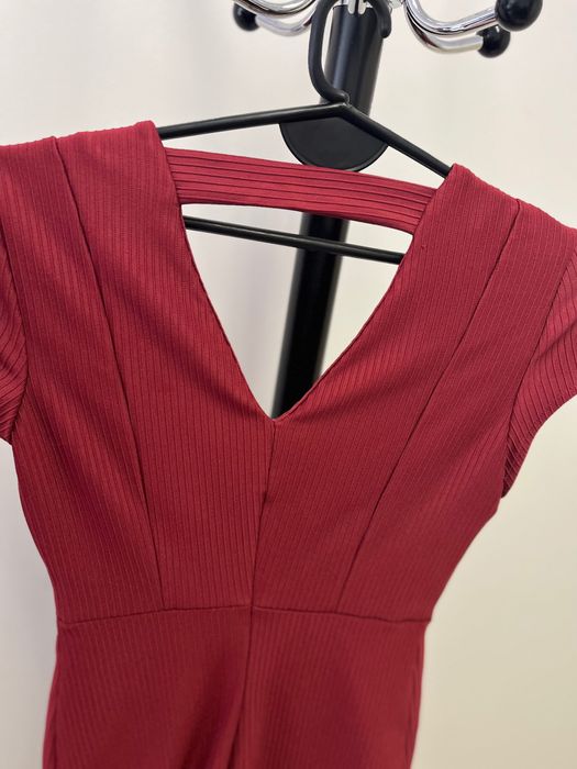 Винено червена рокля с цип