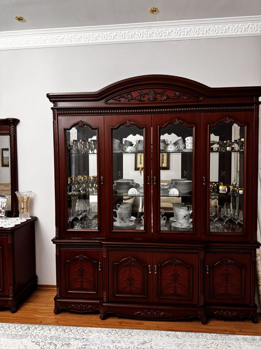 Гостиная мебель, сервант и комод