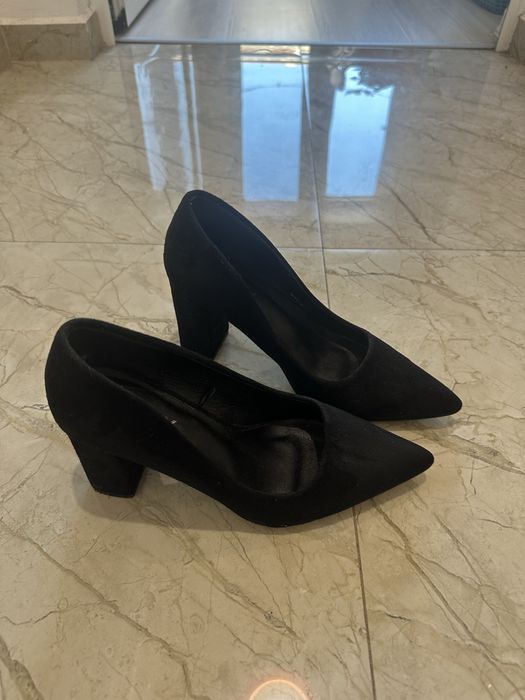 Черни велурени обувки на ток