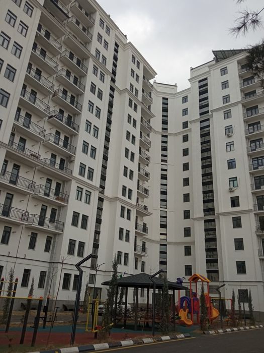 Yangi qurulgan uy 12 qavatli 5-qavatda joylashgan 2 xonali  88.55 kv