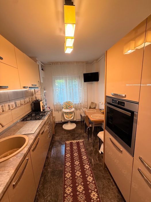 Ofer spre închiriere apartament 3 camere