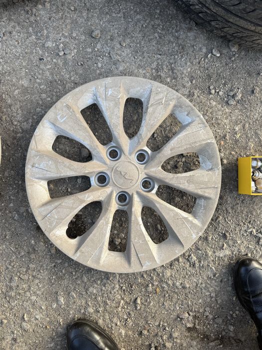 Продам шины с дисками на колпаках