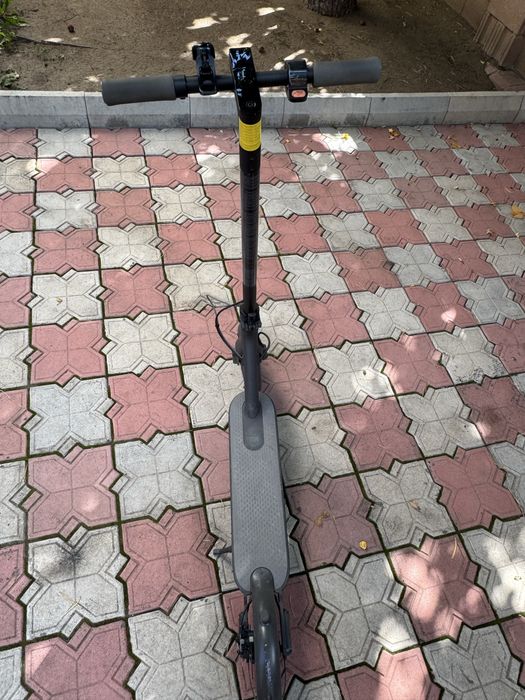 Продам электросамокат Mi Essential