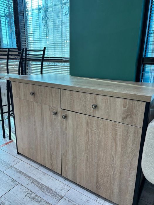 Продам маникюрный столик и шкаф два стула для макияжа