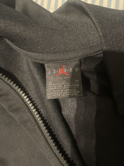 Compleu Jordan negru cu rosu