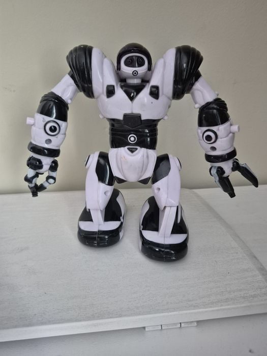 Робот игркшка продам.