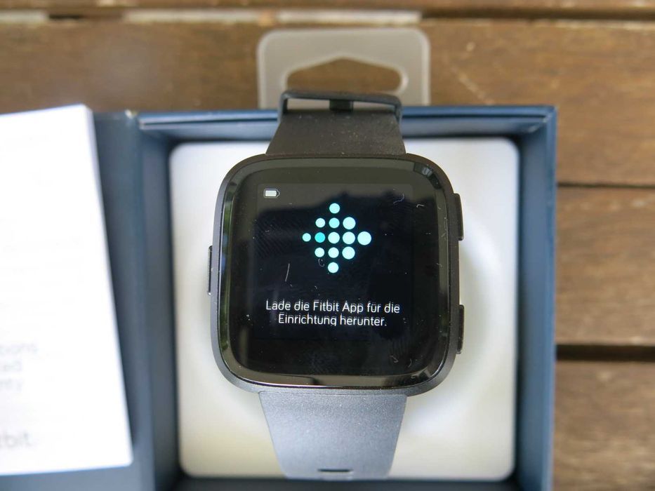 Спортен смарт часовник Smartwatch Fitbit Versa, Черен