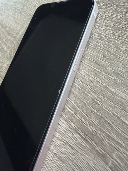 Iphone 13 с подарък няколко калъфчета
