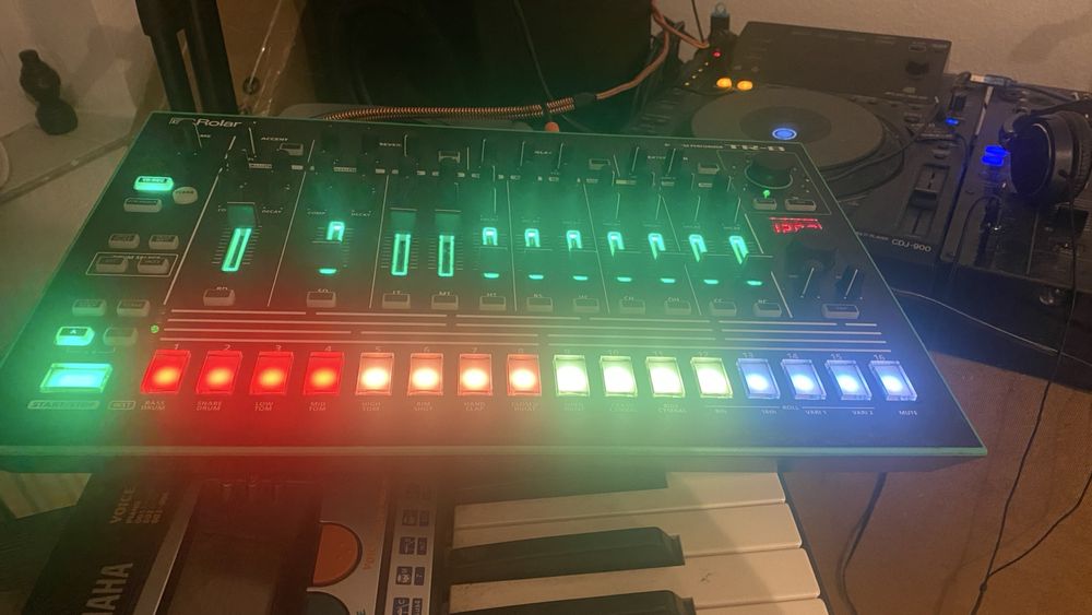 Roland tr8 Drum machine