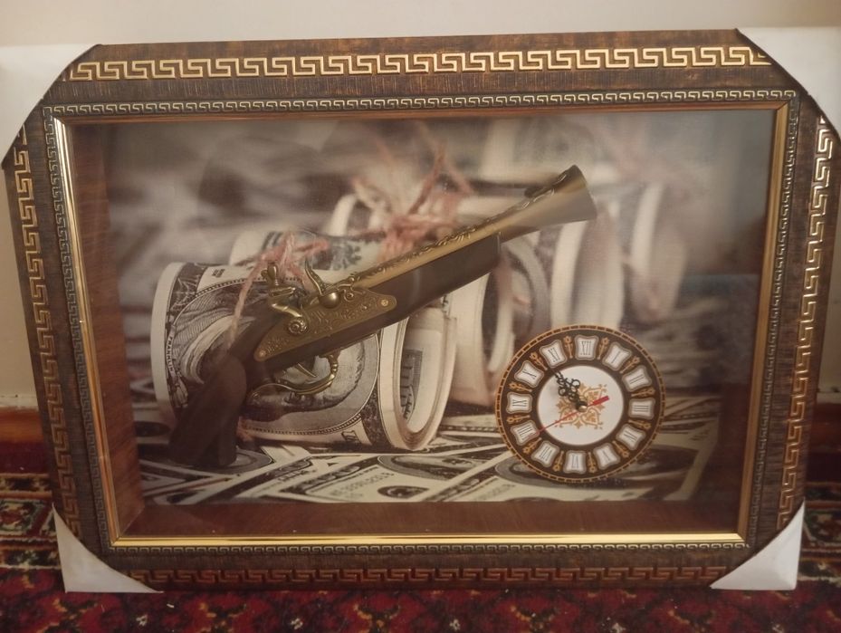 Сувенир.  В подарок. Новое. Картина Пистолет, Часы 
размер 40