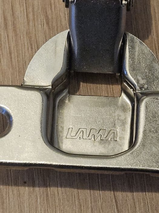 Мебелни панти с основи LAMA