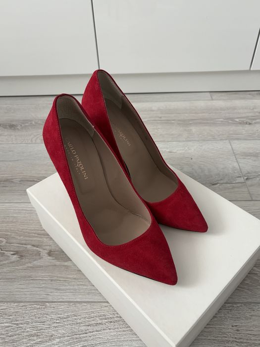 Красивые красные туфли