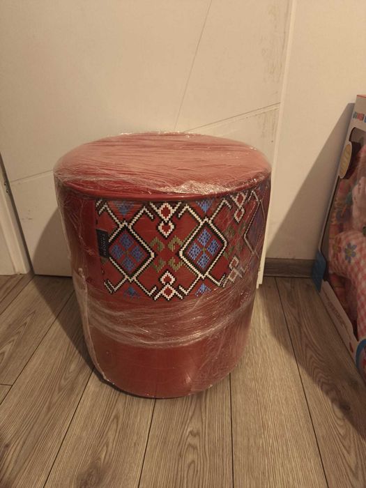 Taburet rosu traditional