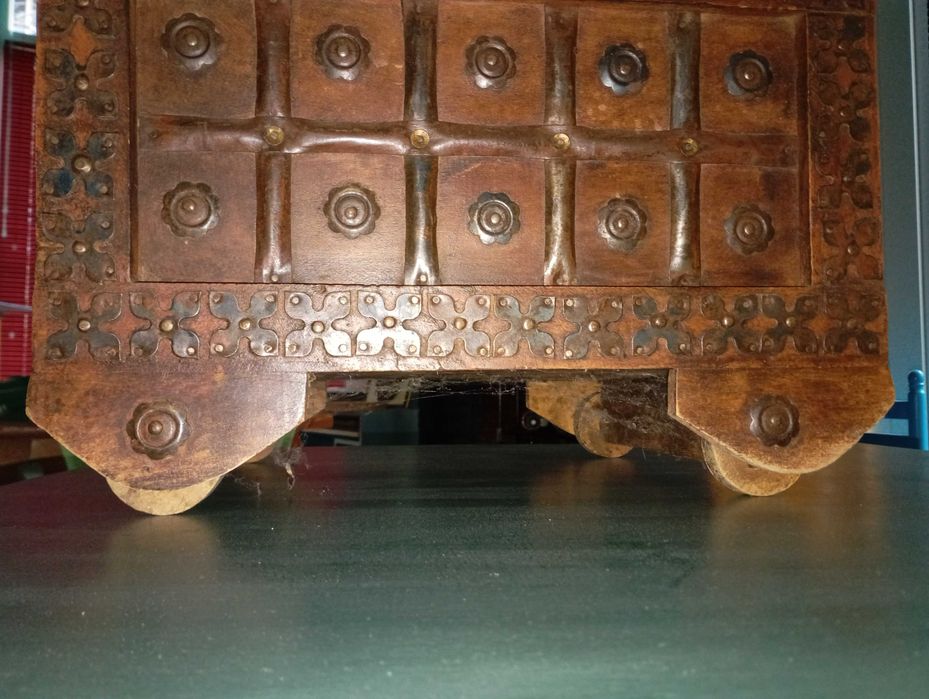 Стар сандък с капак