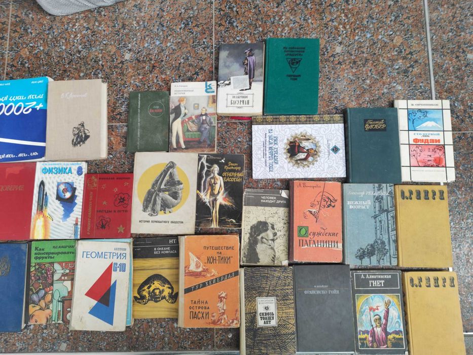 95 ta turli eski kitoblar sotiladi (adabiyot, falsafa va darsliklar).