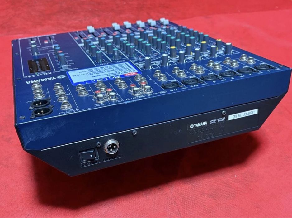 Новый,Микшерный пульт Yamaha MG124CX