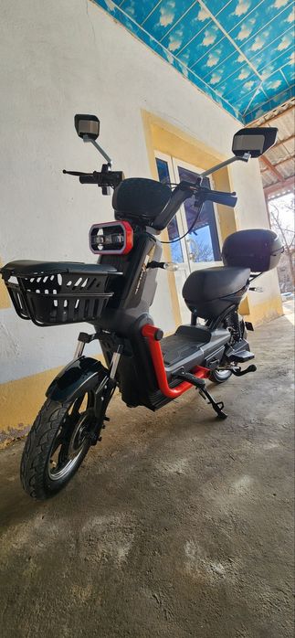 Skuter xolati ediyal ,tinniq turibdi ,polni zaryad bilan 60 km yuradi