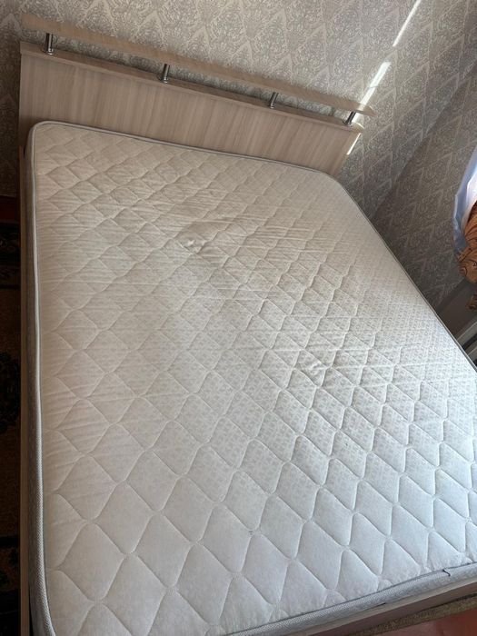 Кровать 2х спальная с матрасом