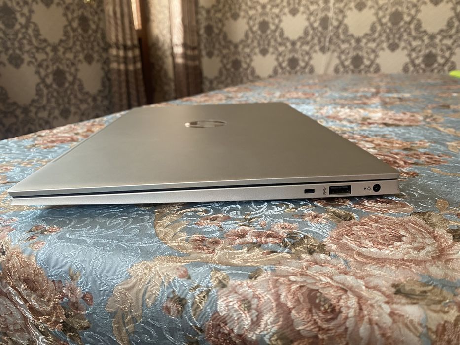 Notebook sotiladi srochni