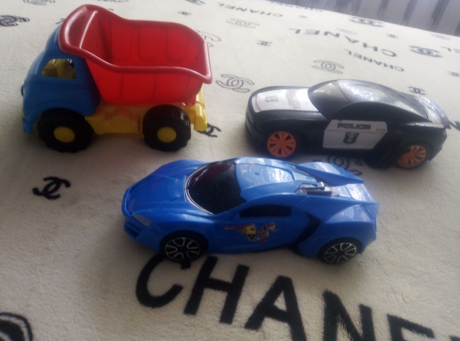 Машинки  детские продам