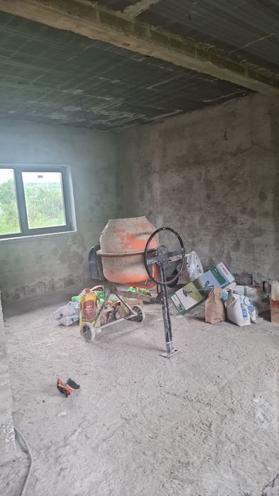 Casa de vanzare la rosu