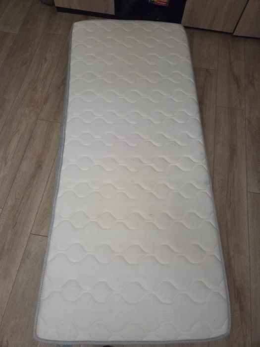 Два единични матрака и подматрачна рамка