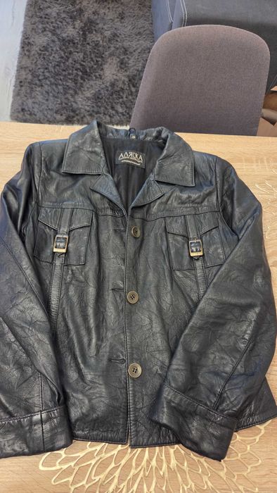 Дамско кожено яке запазено.