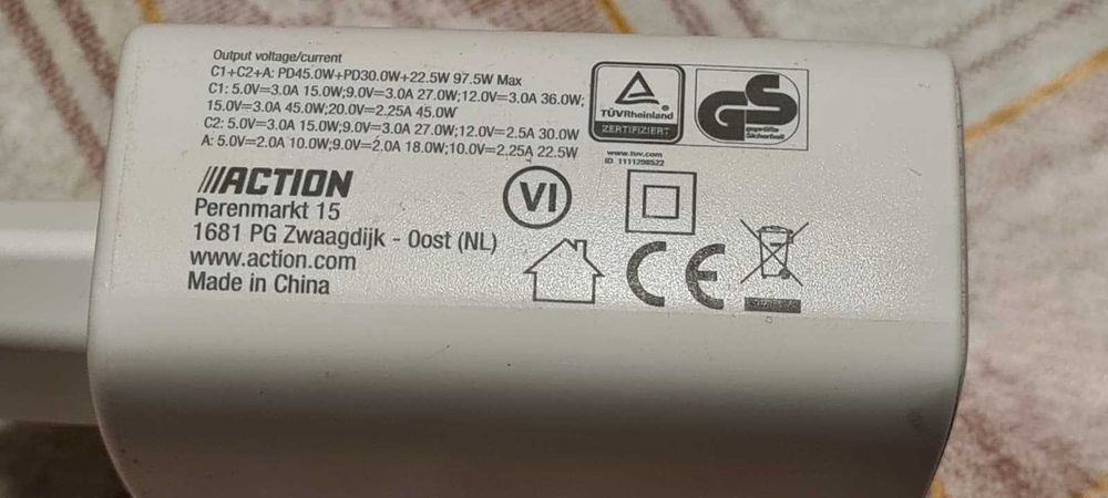 Incarcator Fast Charging 100W cu 2 USB C si un USB A,stare excelenta