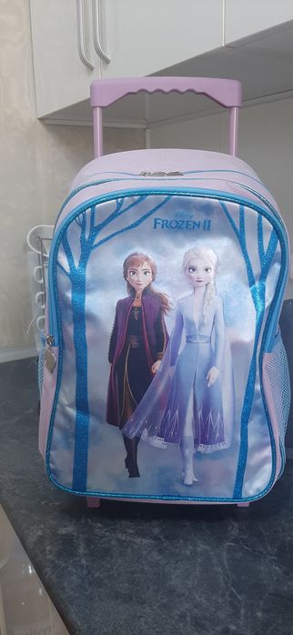 Продам рюкзак на колёсиках с выдвижной ручкой.