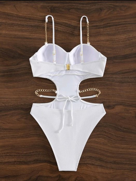 Costum alb  întreg superb, de baie, marimea S, purtat o singura data