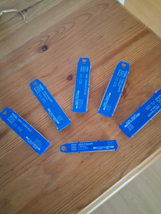 Vand freze biax diferite modele .stoc disponibil 150 de piese .se dau si la bucata .pentru  toata cantitate pretul este negociabil