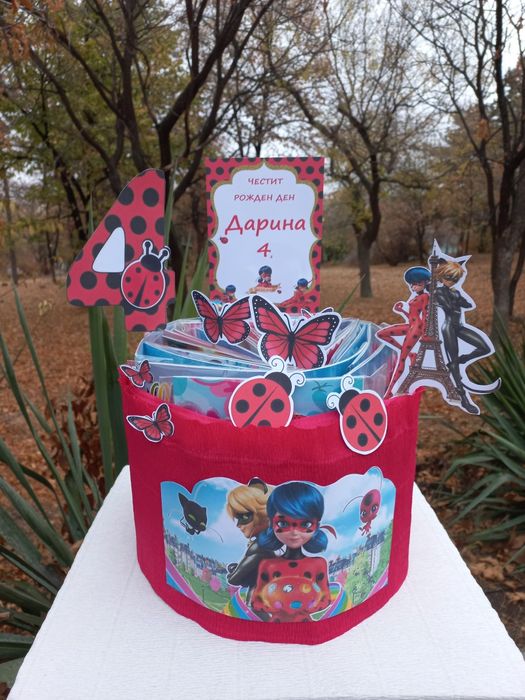 Торта от книжки и моливи, подходящи за празнуване на рожден ден