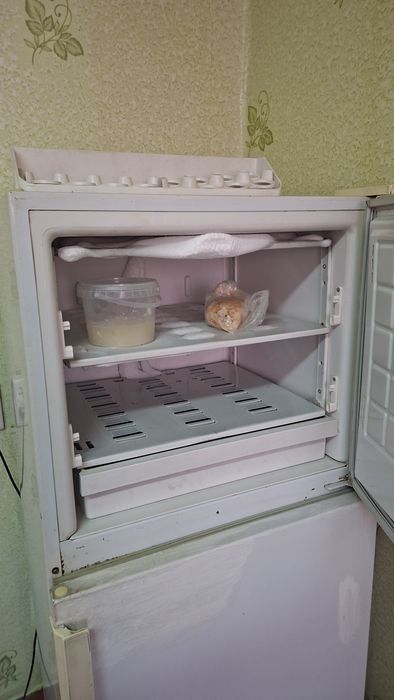 Работающий холодильник