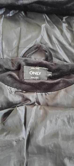 Черно дамско кадифено яке с качулка