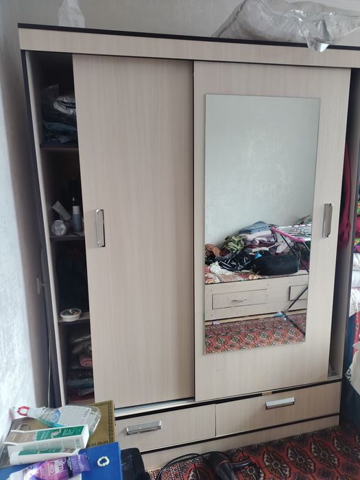 Есігі купе болып ашылатын шифонер