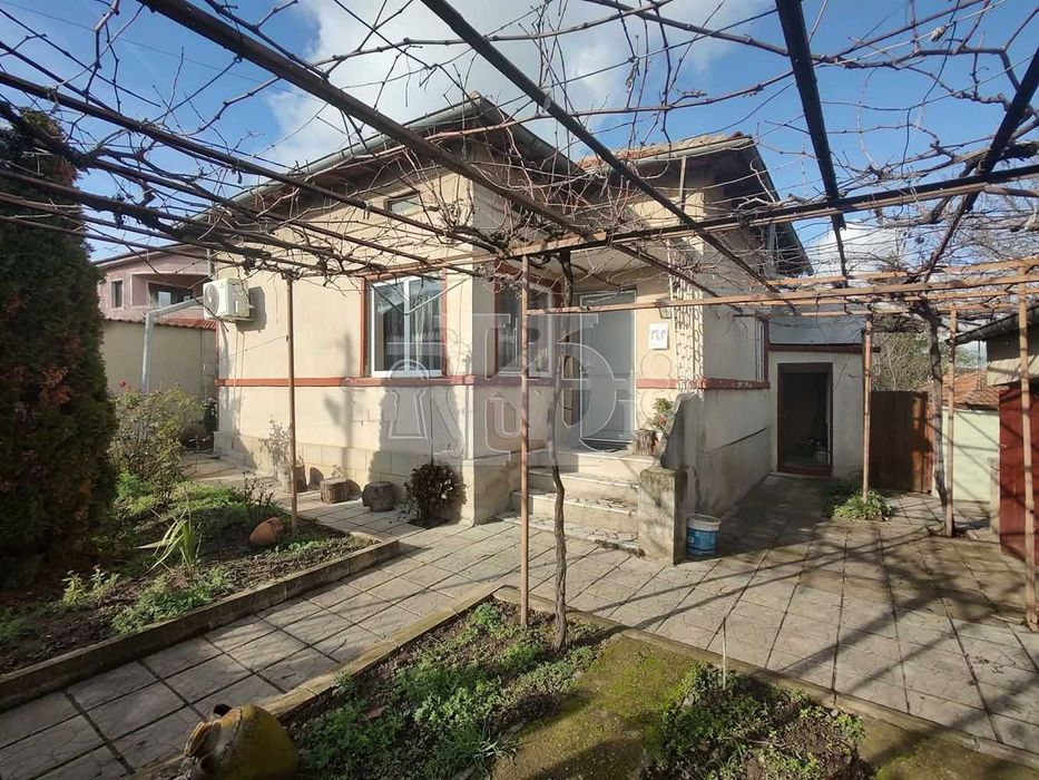 Пинета, обзаведена къща в много добър вид със собствен двор, 129900€