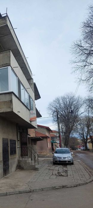 Продавам триетажна къща,широк център