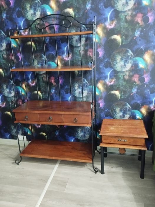 Продам стеллаж, тумбочку и газетницу!