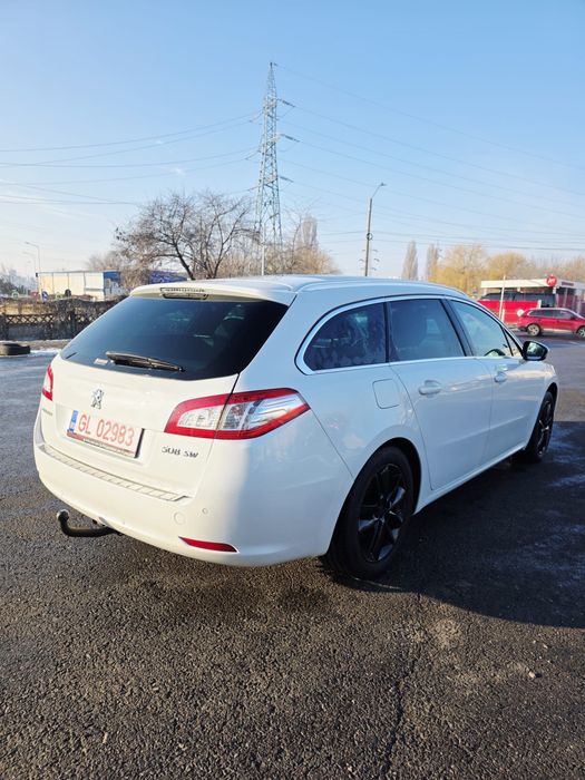 Peugeout 508 SW.