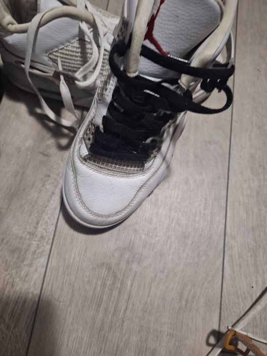 Adidasi purtati stare foarte buna ( din cauză lumini se vad asa culori