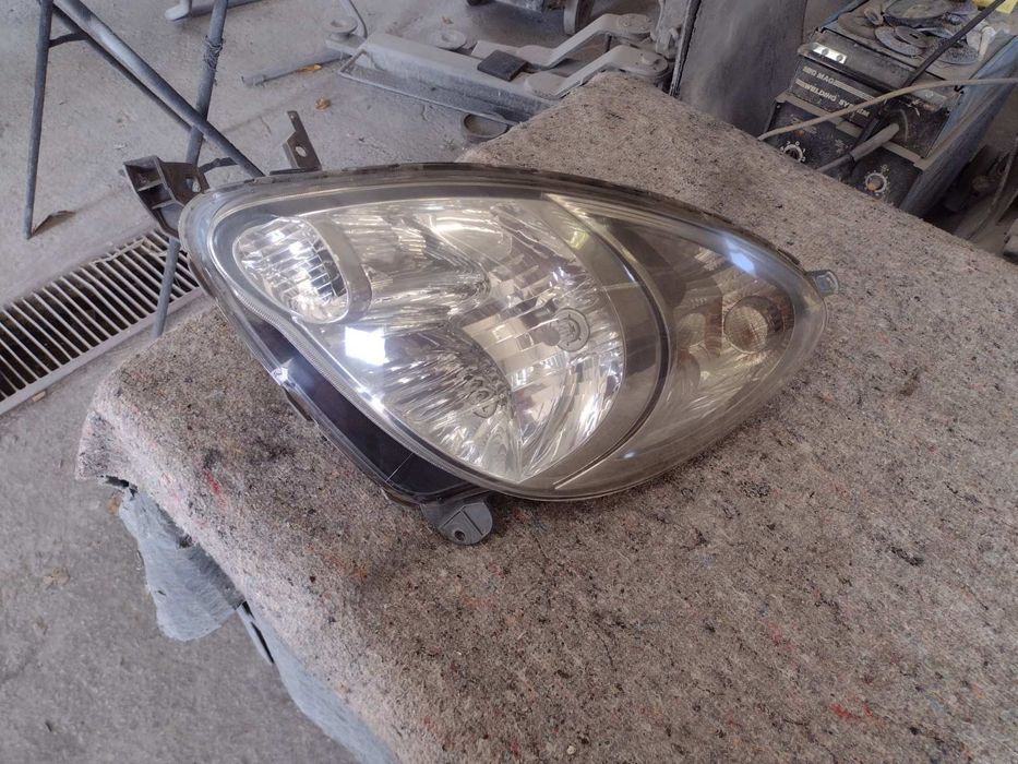 Toyota Yaris Verso ляв фар 2006-09