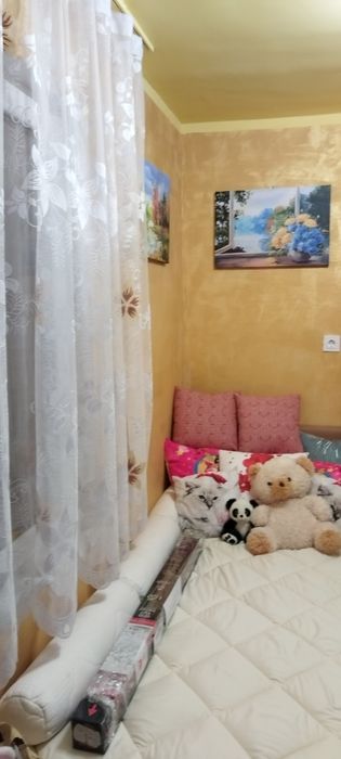 Къща от която се продава втори етаж със самостоятелен вход.И малък дв