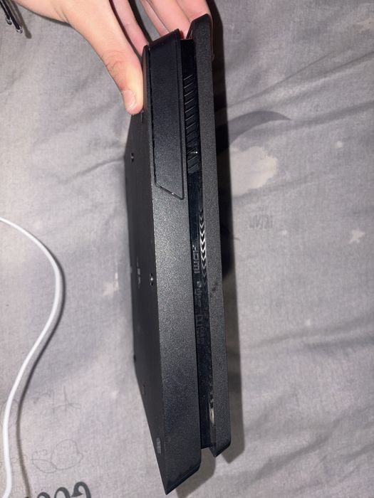Ps 4 Slim 1 TB няма Джоистик